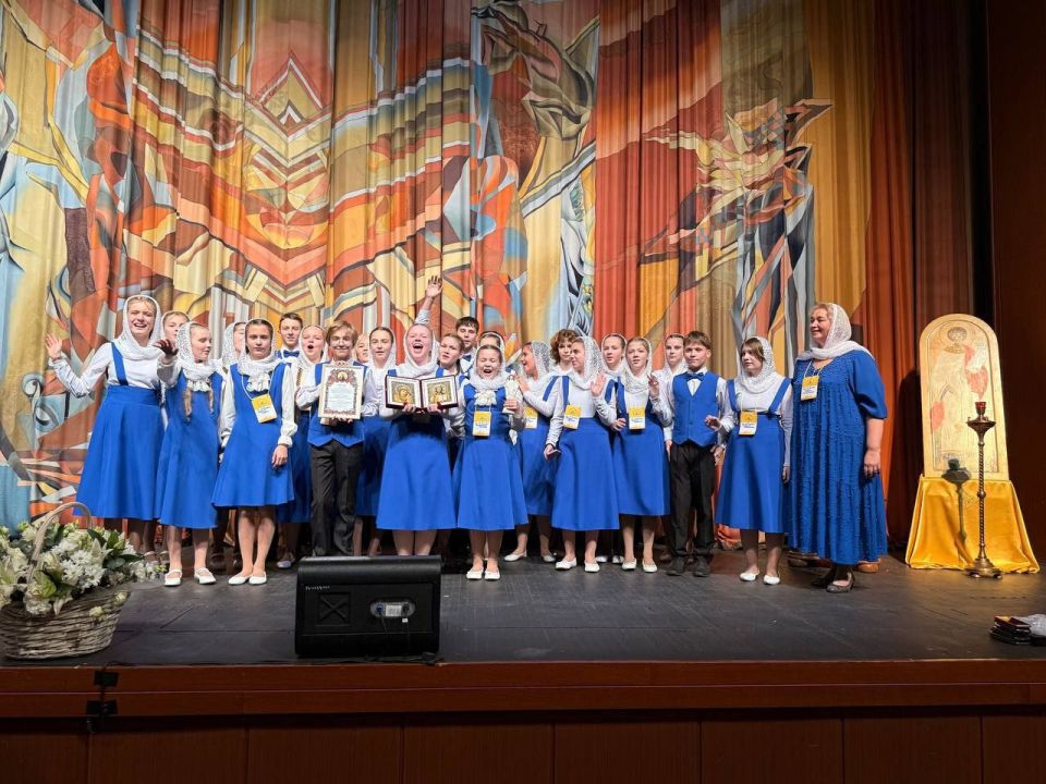 Хор средних и старших классов Новоуренгойской Православной гимназии имени святителя Филофея, митрополита Тобольского удостоен звания лауреата XXIX фестиваля-конкурса «Духовная песнь Православной Сибири» Хор средних и старших классов Новоуренгойской Православной гимназии имени святителя Филофея, митрополита Тобольского удостоен звания лауреата XXIX фестиваля-конкурса «Духовная песнь Православной Сибири»