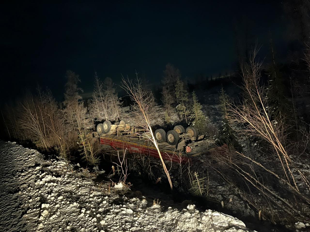 Водитель КАМАЗа попал в больницу после аварии в ЯНАО