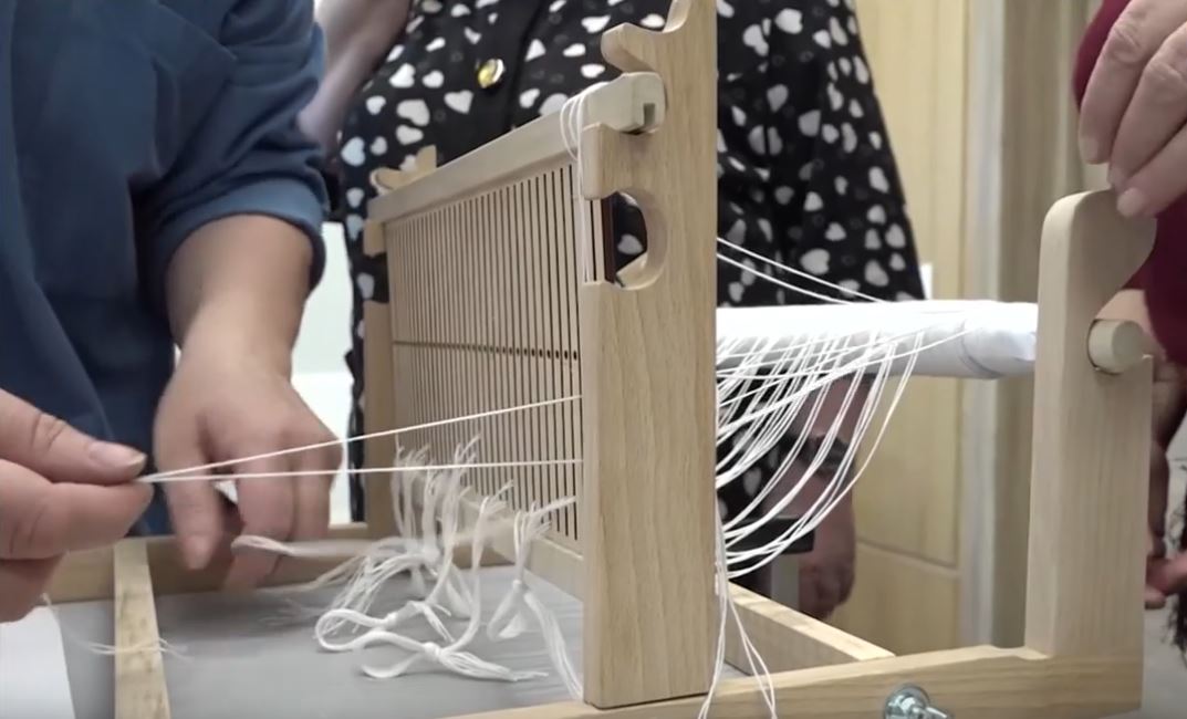 В Тюмени ямальские ветераны осваивают мастерство ткачества В Тюмени ямальские ветераны осваивают мастерство ткачества