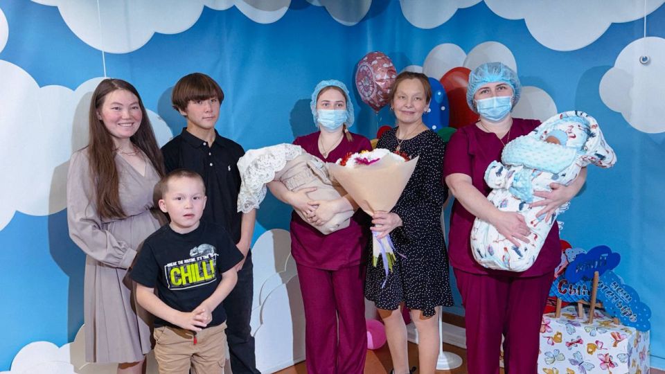 Двойная радость. У супругов Романа и Татьяны Тайшиных из Приуральского района появилось долгожданное пополнение — двойняшки Дарья и Александр