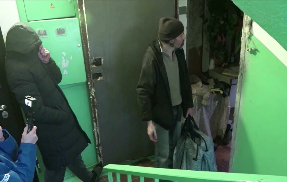 Тараканий ад в Ноябрьске: сосед-антисанитар держит в страхе весь подъезд Тараканий ад в Ноябрьске: сосед-антисанитар держит в страхе весь подъезд