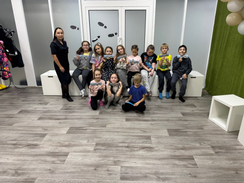 В Салехарде автоинспекторы напомнили о безопасности на дорогах воспитанникам детского клуба «Не продленка» В Салехарде автоинспекторы напомнили о безопасности на дорогах воспитанникам детского клуба «Не продленка»