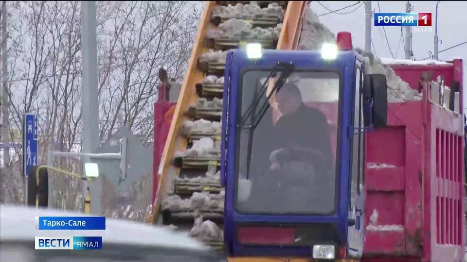 У дорожных служб зимний сезон только начался, а спецтехника уже работает круглосуточно