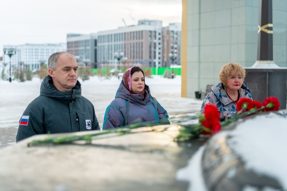 Алексей Титовский: Сегодня вместе с юнармейцами нашего города, руководителем исполкома Общероссийского общественного гражданско-патриотического движения «Бессмертный полк России» Натальей Шадриной и руководителем... Алексей Титовский: Сегодня вместе с юнармейцами нашего города, руководителем исполкома Общероссийского общественного гражданско-патриотического движения «Бессмертный полк России» Натальей Шадриной и руководителем...