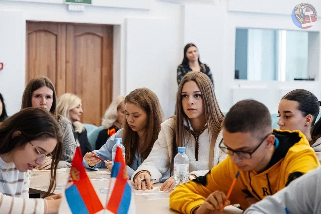 В Ноябрьск приехали пятнадцать ребят из сербского города Алексинац В Ноябрьск приехали пятнадцать ребят из сербского города Алексинац