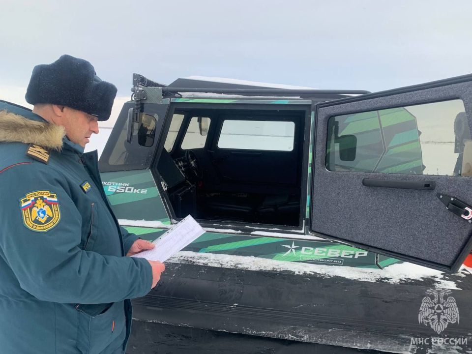 Сегодня сотрудники Центра ГИМС провели первое патрулирование на паромной переправе между городами Салехард и Лабытнанги, после её закрытия Сегодня сотрудники Центра ГИМС провели первое патрулирование на паромной переправе между городами Салехард и Лабытнанги, после её закрытия