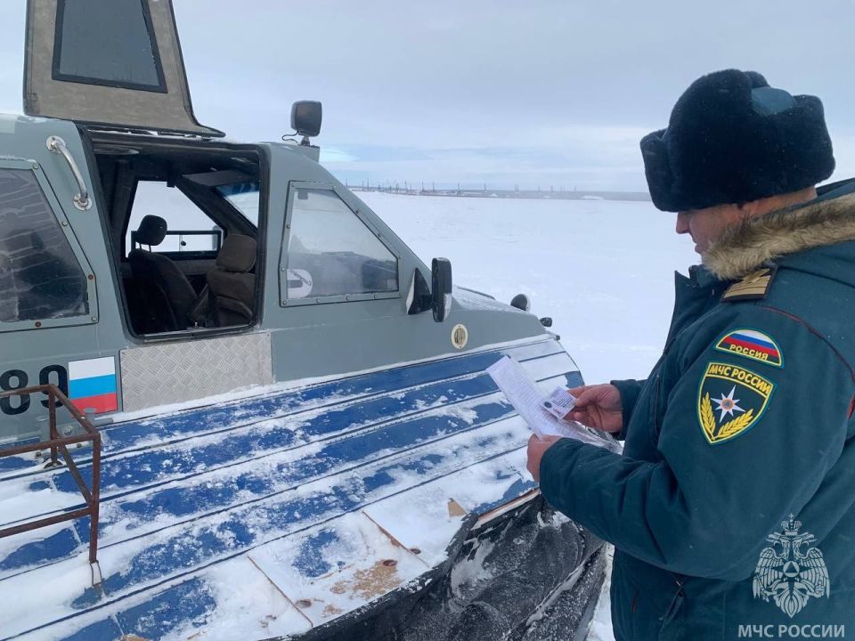 Сегодня сотрудники Центра ГИМС провели первое патрулирование на паромной переправе между городами Салехард и Лабытнанги, после её закрытия Сегодня сотрудники Центра ГИМС провели первое патрулирование на паромной переправе между городами Салехард и Лабытнанги, после её закрытия