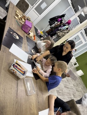 В Салехарде автоинспекторы напомнили о безопасности на дорогах воспитанникам детского клуба «Не продленка»