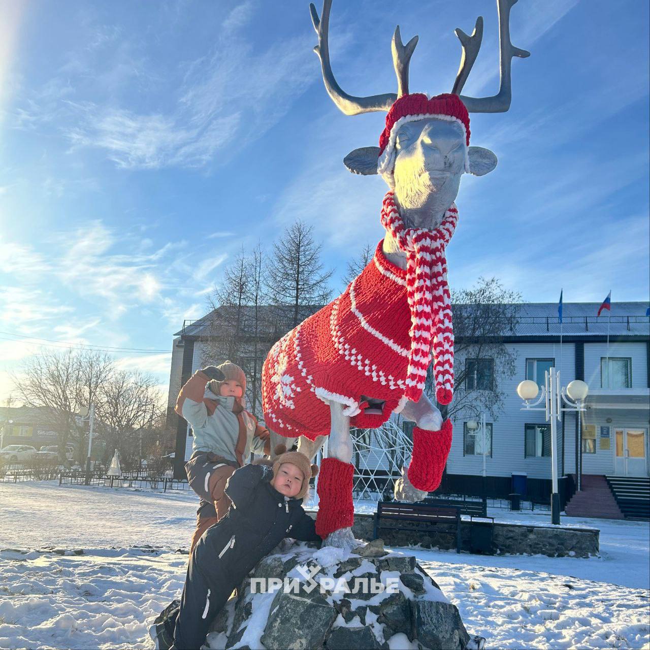 Олень в свитере: Аксарка открыла сезон зимнего «переодевания» скульптур