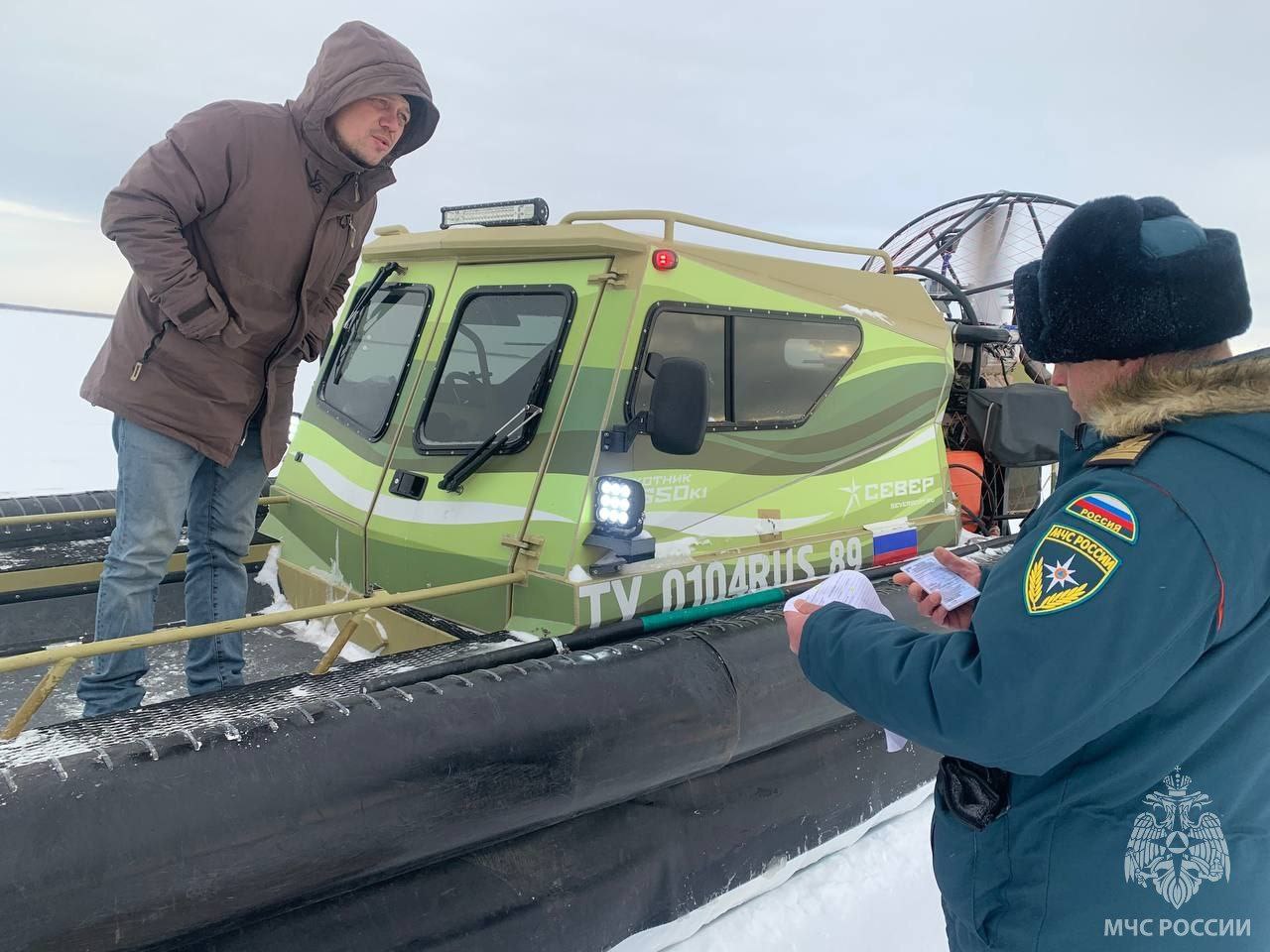 Сегодня сотрудники Центра ГИМС провели первое патрулирование на паромной переправе между городами Салехард и Лабытнанги, после её закрытия Сегодня сотрудники Центра ГИМС провели первое патрулирование на паромной переправе между городами Салехард и Лабытнанги, после её закрытия