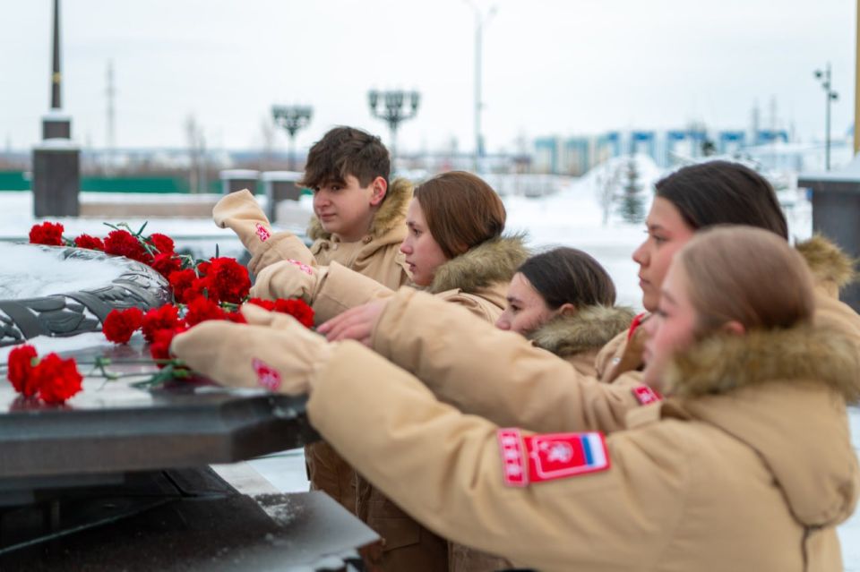 Алексей Титовский: Сегодня вместе с юнармейцами нашего города, руководителем исполкома Общероссийского общественного гражданско-патриотического движения «Бессмертный полк России» Натальей Шадриной и руководителем... Алексей Титовский: Сегодня вместе с юнармейцами нашего города, руководителем исполкома Общероссийского общественного гражданско-патриотического движения «Бессмертный полк России» Натальей Шадриной и руководителем...