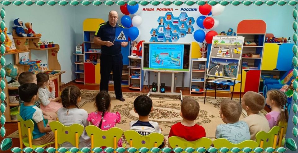 Автоинспекторы Ноябрьска провели мероприятие «Вместе учим ПДД» с воспитанниками детского сада «Золотая рыбка»