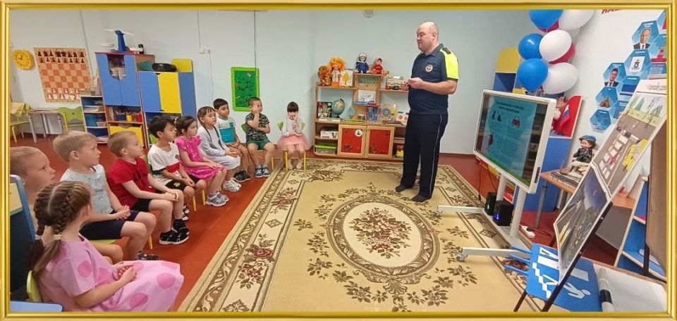 Автоинспекторы Ноябрьска провели мероприятие «Вместе учим ПДД» с воспитанниками детского сада «Золотая рыбка» Автоинспекторы Ноябрьска провели мероприятие «Вместе учим ПДД» с воспитанниками детского сада «Золотая рыбка»