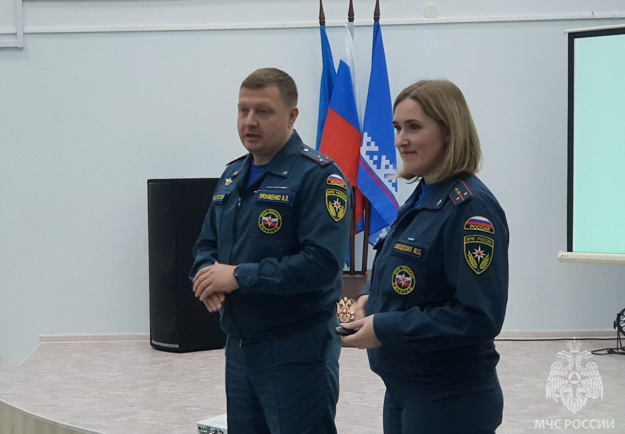В рамках празднования 35-й годовщины МЧС России в Ноябрьске продолжается серия мероприятий, направленных на популяризацию профессий чрезвычайного ведомства