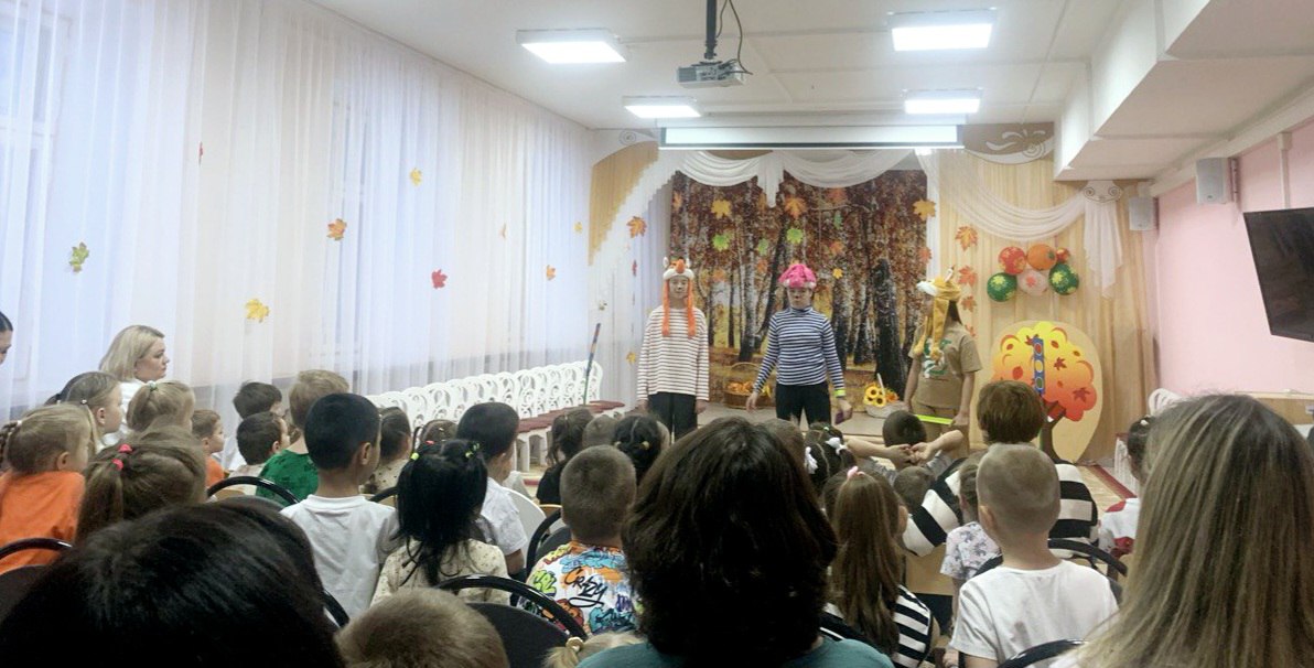 Автоинспекторы Ноябрьска приняли участие в театрализованном уроке ПДД для дошкольников