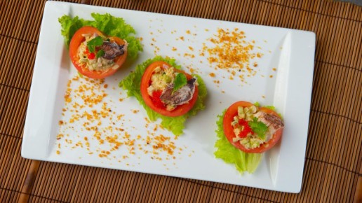 Хватит мазать помидоры майонезом: лучше приготовьте эту простую ресторанную закуску