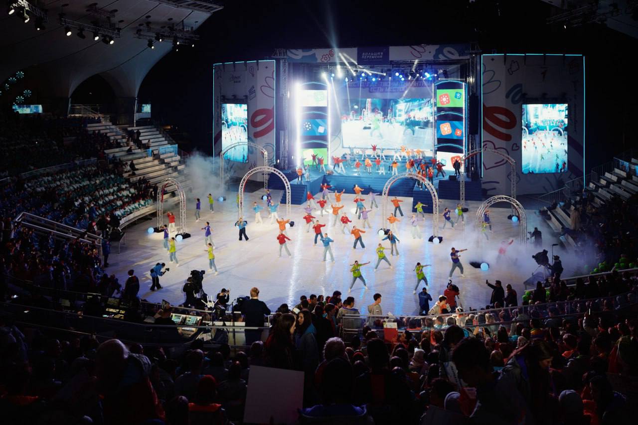 Дмитрий Артюхов: Ямальские школьники вновь взяли высоту! В «Артеке» наши ребята завоевали сразу 10 призовых мест в финале всероссийского конкурса «Большая перемена» Дмитрий Артюхов: Ямальские школьники вновь взяли высоту! В «Артеке» наши ребята завоевали сразу 10 призовых мест в финале всероссийского конкурса «Большая перемена»