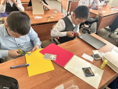 В Ноябрьске школьники создали свои световозвращающие элементы для безопасности