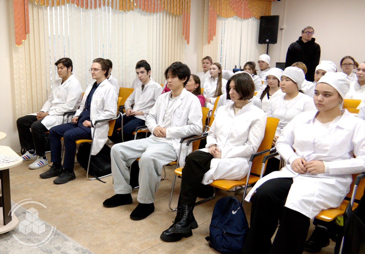 В Надымском профессиональном колледже состоялась встреча заместителя главы Администрации Надымского района Ирины Трухановой и ветерана боевых действий, участницей программы "Герои Ямала" Зебахан Авазмурадовой со студентами В Надымском профессиональном колледже состоялась встреча заместителя главы Администрации Надымского района Ирины Трухановой и ветерана боевых действий, участницей программы "Герои Ямала" Зебахан Авазмурадовой со студентами