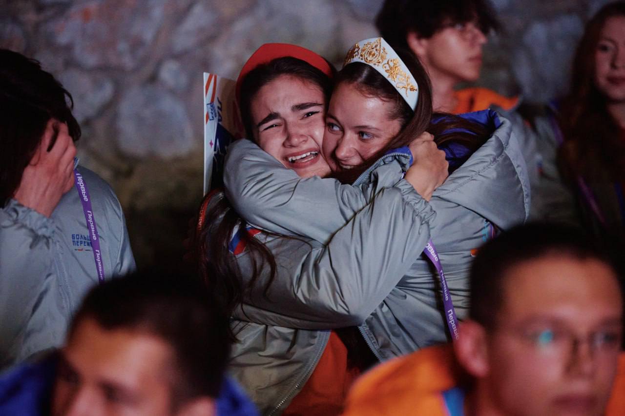 Дмитрий Артюхов: Ямальские школьники вновь взяли высоту! В «Артеке» наши ребята завоевали сразу 10 призовых мест в финале всероссийского конкурса «Большая перемена» Дмитрий Артюхов: Ямальские школьники вновь взяли высоту! В «Артеке» наши ребята завоевали сразу 10 призовых мест в финале всероссийского конкурса «Большая перемена»