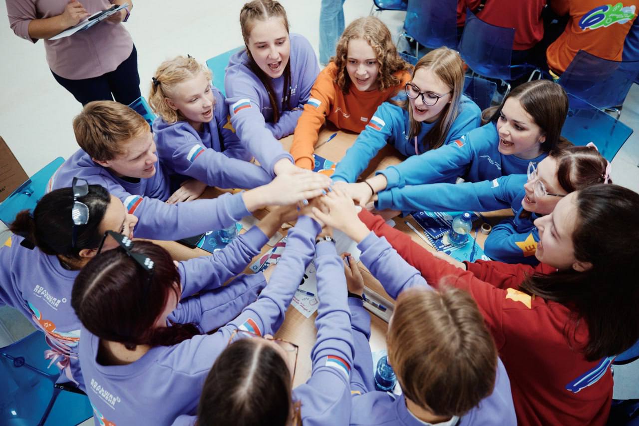 Дмитрий Артюхов: Ямальские школьники вновь взяли высоту! В «Артеке» наши ребята завоевали сразу 10 призовых мест в финале всероссийского конкурса «Большая перемена» Дмитрий Артюхов: Ямальские школьники вновь взяли высоту! В «Артеке» наши ребята завоевали сразу 10 призовых мест в финале всероссийского конкурса «Большая перемена»