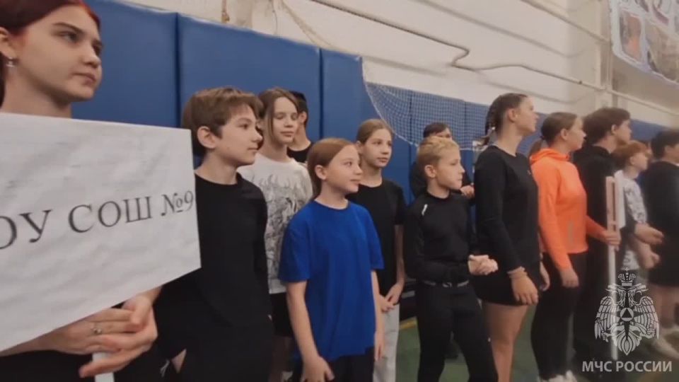 В манеже Надымского пожарно-спасательного гарнизона прошли соревнования по пожарно-спасательному спорту среди школ, посвященные 35-летию образования МЧС России