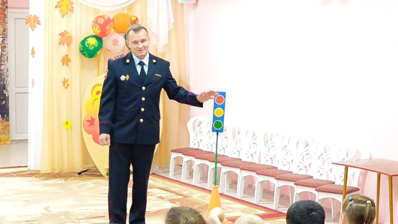 Автоинспекторы Ноябрьска приняли участие в театрализованном уроке ПДД для дошкольников Автоинспекторы Ноябрьска приняли участие в театрализованном уроке ПДД для дошкольников