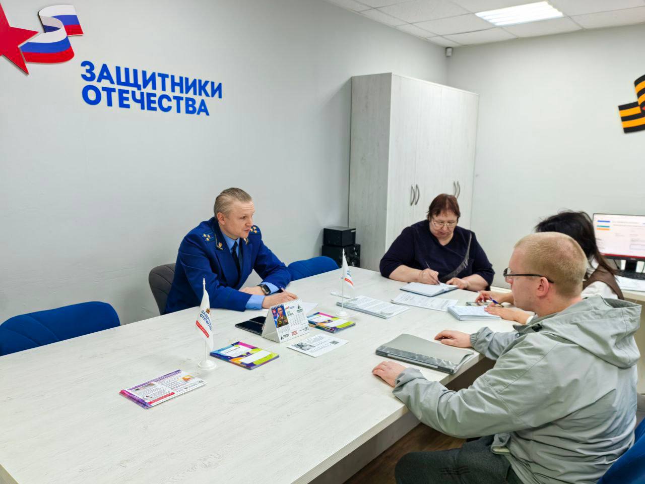 Надымский городской прокурор Илья Уткин совместно с представителями филиала Фонда "Защитники Отечества" провел личный приём участников специальной военной операции и членов их семей Надымский городской прокурор Илья Уткин совместно с представителями филиала Фонда "Защитники Отечества" провел личный приём участников специальной военной операции и членов их семей