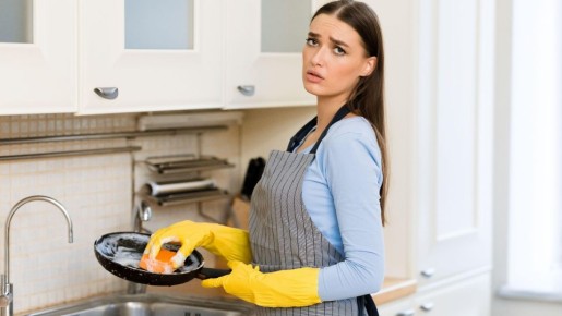 Эта ошибка хозяек с мойкой посуды губит сковороду: никогда больше так не сушите