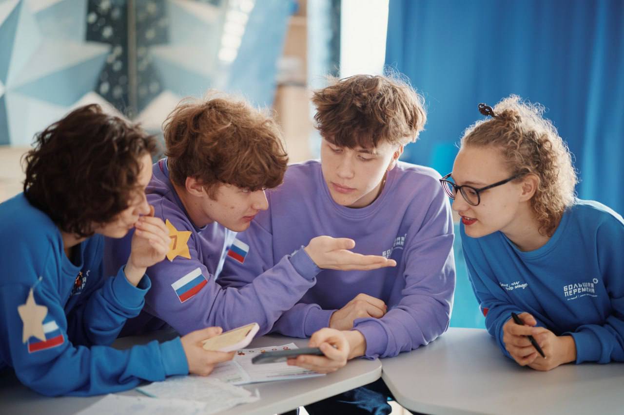 Дмитрий Артюхов: Ямальские школьники вновь взяли высоту! В «Артеке» наши ребята завоевали сразу 10 призовых мест в финале всероссийского конкурса «Большая перемена» Дмитрий Артюхов: Ямальские школьники вновь взяли высоту! В «Артеке» наши ребята завоевали сразу 10 призовых мест в финале всероссийского конкурса «Большая перемена»