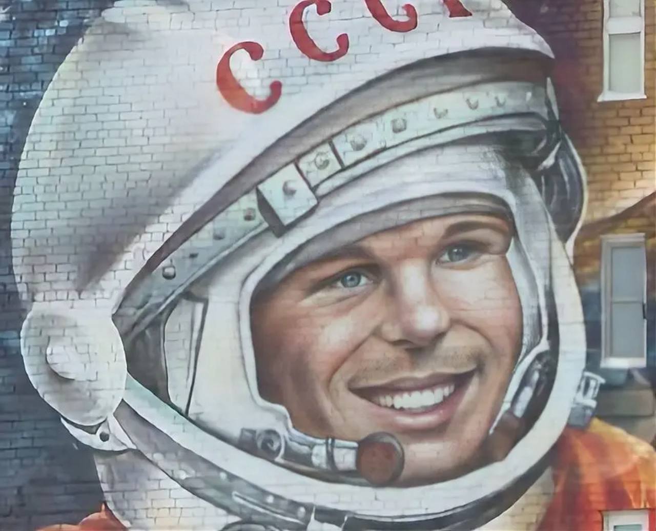 Мурал с Юрием Гагариным украсил улицу в Лабытнанги Мурал с Юрием Гагариным украсил улицу в Лабытнанги