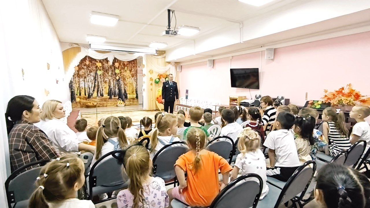 Автоинспекторы Ноябрьска приняли участие в театрализованном уроке ПДД для дошкольников Автоинспекторы Ноябрьска приняли участие в театрализованном уроке ПДД для дошкольников