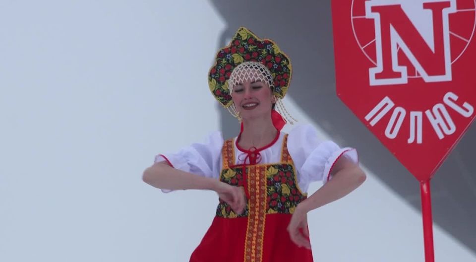 Россияне в народных костюмах станцевали на Северном полюсе