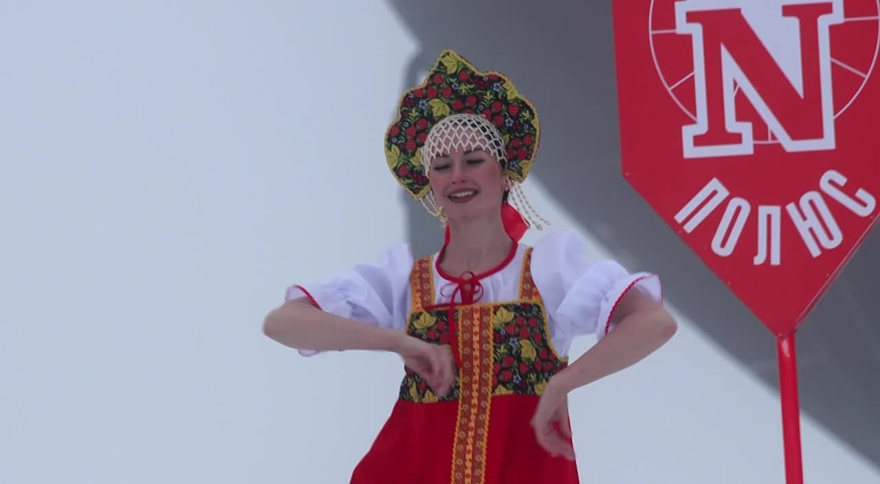 Россияне в народных костюмах станцевали на Северном полюсе