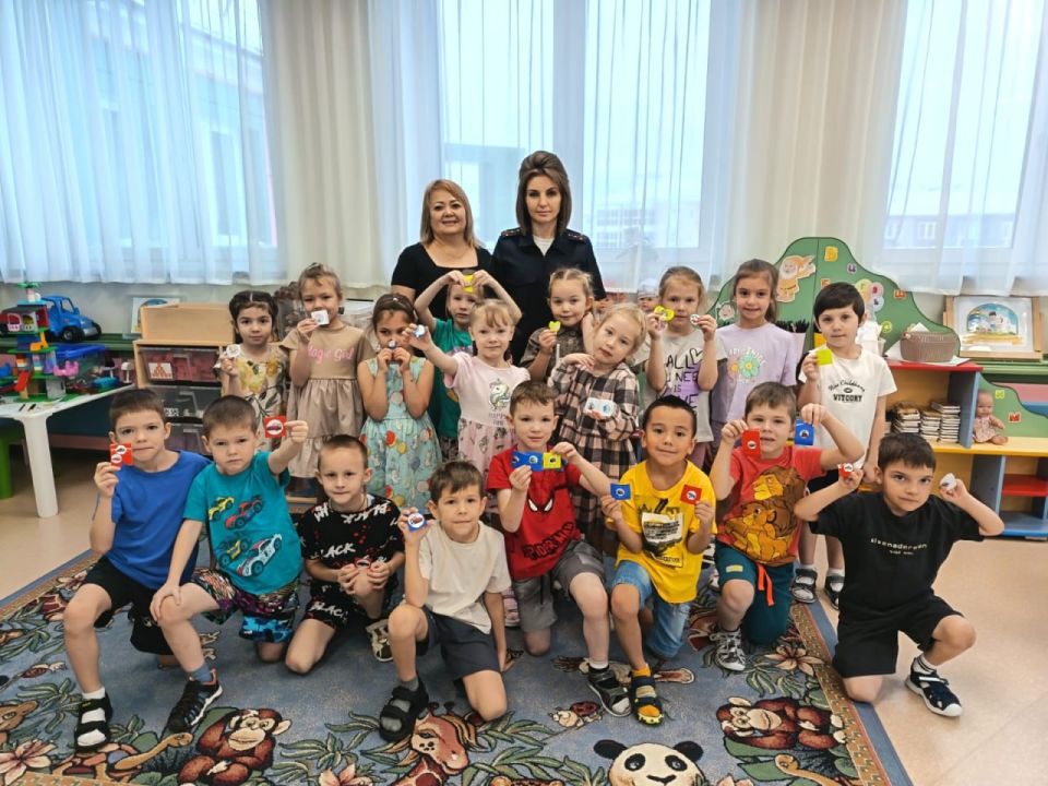 Губкинские автоинспекторы провели творческий мастер-класс по изготовлению световозвращающих элементов