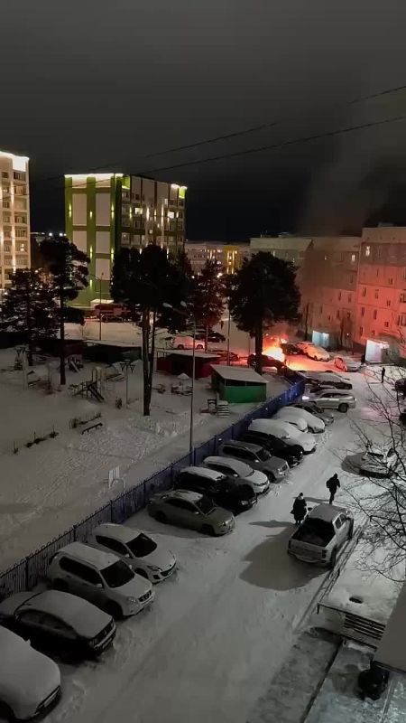 В одном из дворов Ноябрьска вспыхнула машина