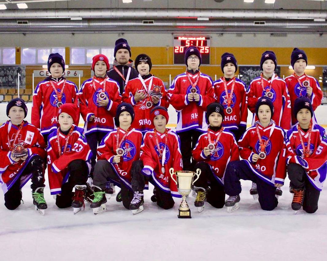 Юные хоккеисты на пьедестале межрегионального турнира