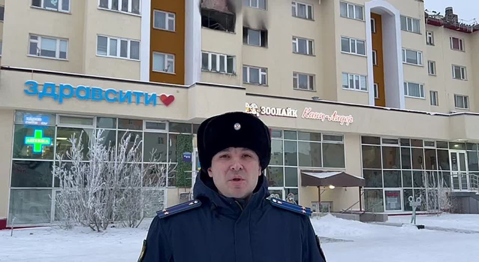 По поручению прокуратуры автономного округа организована проверка причин и обстоятельств возгорания в Новом Уренгое жилого дома 2/1 в мкр