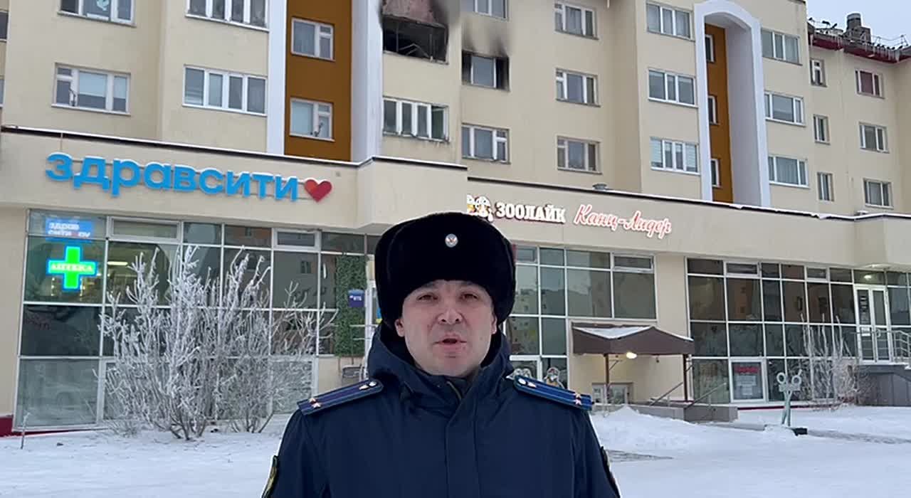 По поручению прокуратуры автономного округа организована проверка причин и обстоятельств возгорания в Новом Уренгое жилого дома 2/1 в мкр