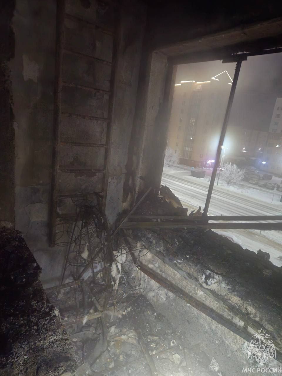 В 04 часа 34 минуты в пожарную часть города Новый Уренгой поступило сообщение о пожаре в многоквартирном жилом доме на улице Оптимистов д. 2/1 В 04 часа 34 минуты в пожарную часть города Новый Уренгой поступило сообщение о пожаре в многоквартирном жилом доме на улице Оптимистов д. 2/1