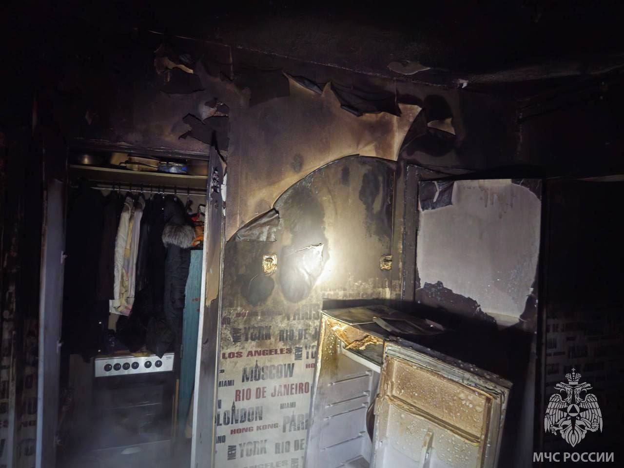 В 04 часа 34 минуты в пожарную часть города Новый Уренгой поступило сообщение о пожаре в многоквартирном жилом доме на улице Оптимистов д. 2/1 В 04 часа 34 минуты в пожарную часть города Новый Уренгой поступило сообщение о пожаре в многоквартирном жилом доме на улице Оптимистов д. 2/1