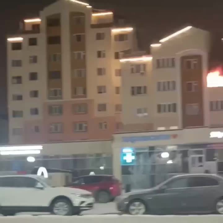 В Новом Уренгое в микрорайоне Оптимистов, 2/1 загорелась квартира