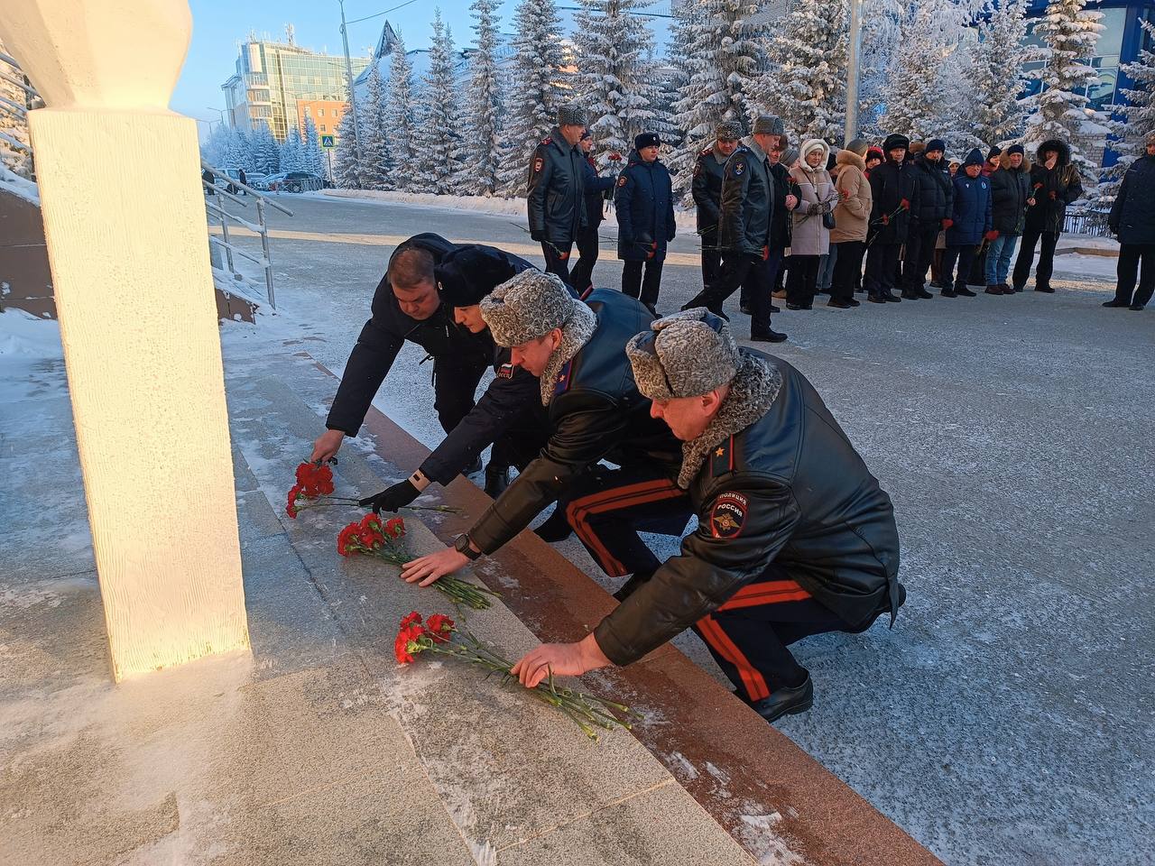 Руководитель СУ СК России по ЯНАО принял участие в Дне памяти сотрудников органов внутренних дел, погибших при исполнении служебных обязанностей Руководитель СУ СК России по ЯНАО принял участие в Дне памяти сотрудников органов внутренних дел, погибших при исполнении служебных обязанностей