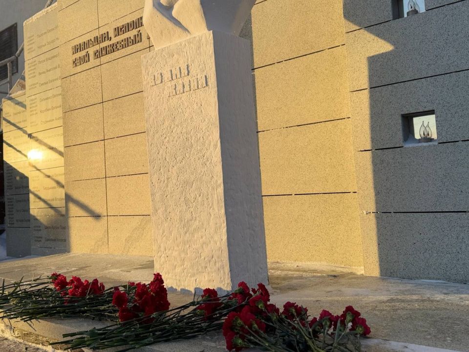 Руководитель СУ СК России по ЯНАО принял участие в Дне памяти сотрудников органов внутренних дел, погибших при исполнении служебных обязанностей