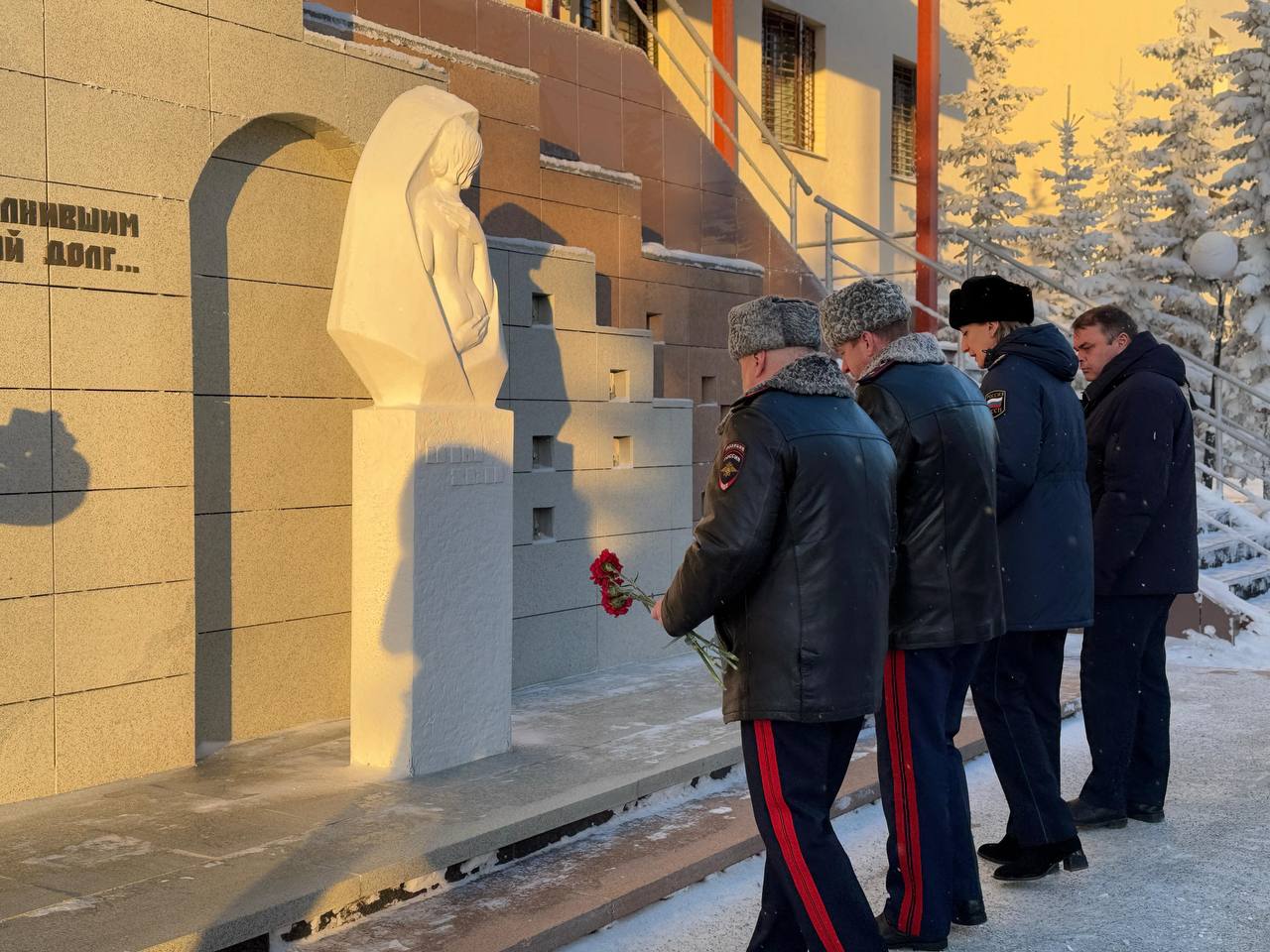 Руководитель СУ СК России по ЯНАО принял участие в Дне памяти сотрудников органов внутренних дел, погибших при исполнении служебных обязанностей Руководитель СУ СК России по ЯНАО принял участие в Дне памяти сотрудников органов внутренних дел, погибших при исполнении служебных обязанностей