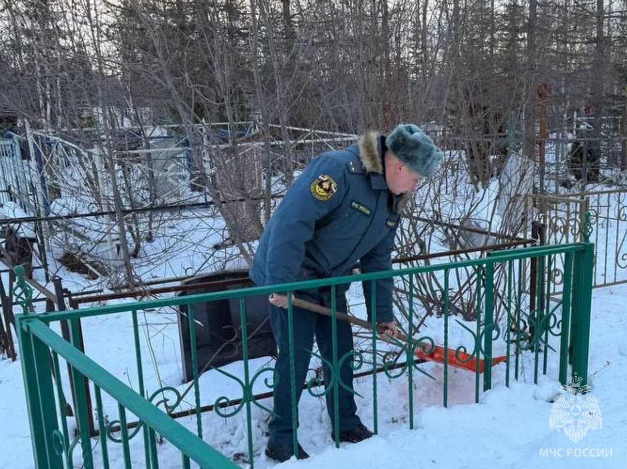 Сотрудники 5 пожарно-спасательного отряда посетили сквер памяти пожарным, погибшим при исполнении служебного долга в городе Лабытнанги Сотрудники 5 пожарно-спасательного отряда посетили сквер памяти пожарным, погибшим при исполнении служебного долга в городе Лабытнанги