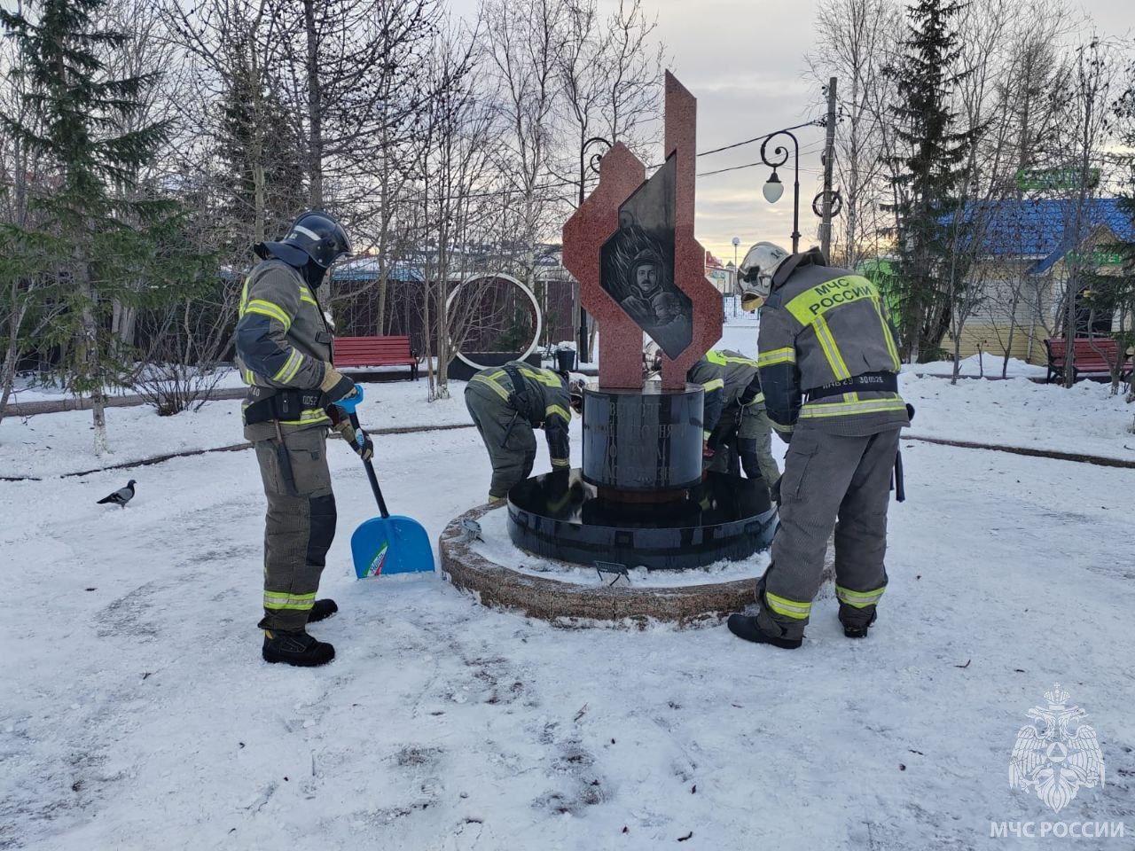 Сотрудники 5 пожарно-спасательного отряда посетили сквер памяти пожарным, погибшим при исполнении служебного долга в городе Лабытнанги