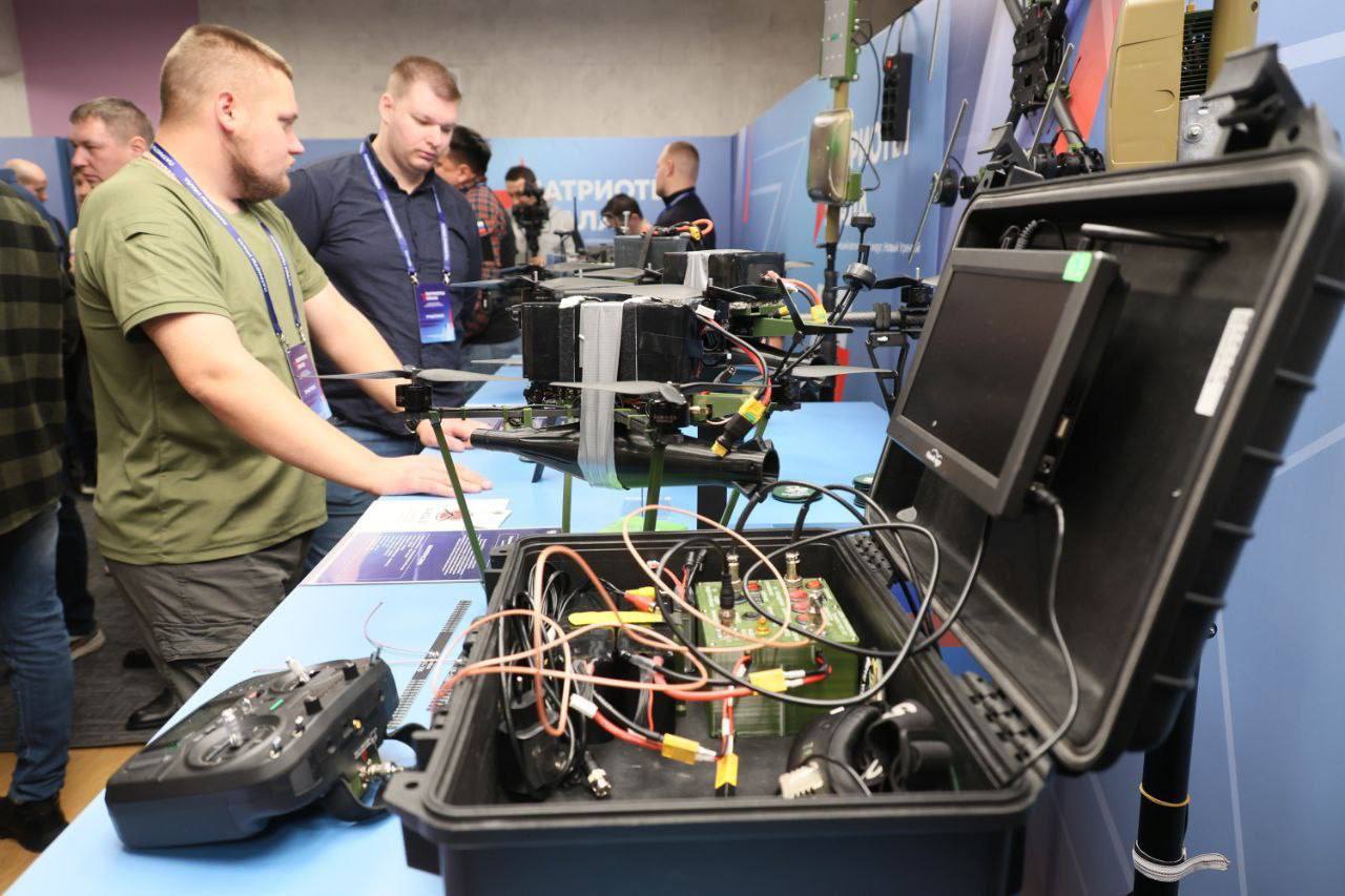 Артём Жога: Осмотрел выставку достижений уральских производителей народного военно-промышленного комплекса Артём Жога: Осмотрел выставку достижений уральских производителей народного военно-промышленного комплекса