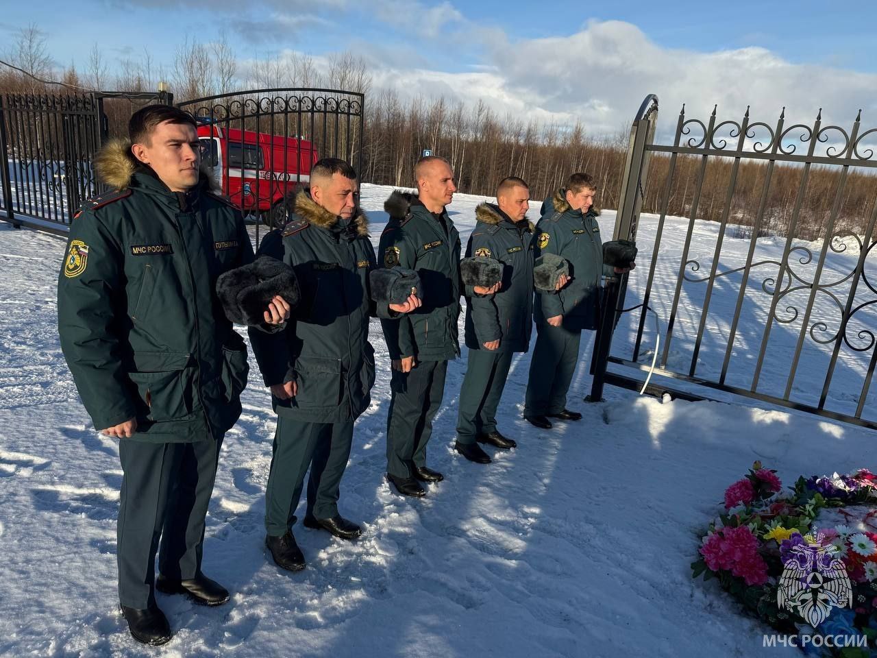 Сотрудники 5 пожарно-спасательного отряда посетили сквер памяти пожарным, погибшим при исполнении служебного долга в городе Лабытнанги Сотрудники 5 пожарно-спасательного отряда посетили сквер памяти пожарным, погибшим при исполнении служебного долга в городе Лабытнанги