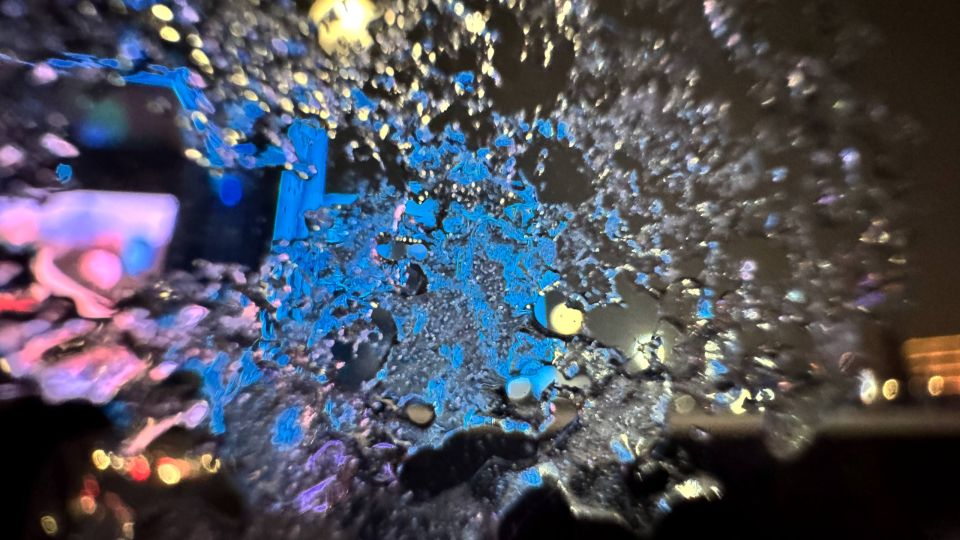 Осторожно! Гололёд!. По данным метеостанции, сегодня ночью и завтра утром ожидается опасное погодное явление: сильное гололёдно-изморозевое отложение* диаметром 50 мм и более